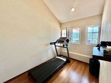 Casa estilo Californiano de 3 niveles con Alberca en Lomas de Juriquilla