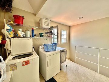 Casa estilo Californiano de 3 niveles con Alberca en Lomas de Juriquilla