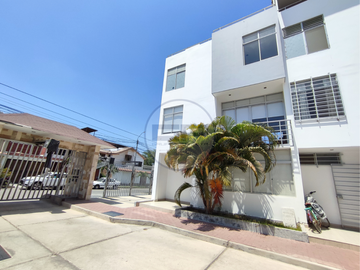 Casa triplex en condominio privado con terraza y vista a la ciudad en la mejor ubicación de Piura