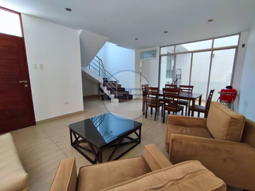 Casa triplex en condominio privado con terraza y vista a la ciudad en la mejor ubicación de Piura