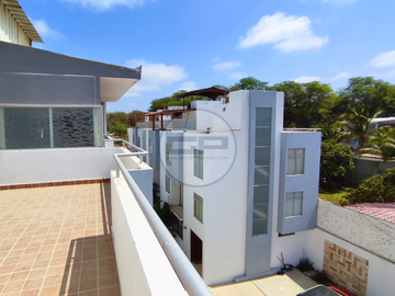 Casa triplex en condominio privado con terraza y vista a la ciudad en la mejor ubicación de Piura