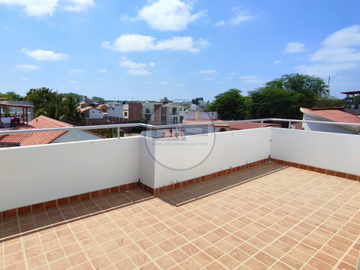 Casa triplex en condominio privado con terraza y vista a la ciudad en la mejor ubicación de Piura