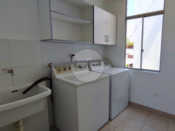 Casa triplex en condominio privado con terraza y vista a la ciudad en la mejor ubicación de Piura
