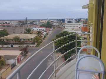 Vendon por viaje de oportunidad Departamento en Salinas, a 4 calles del Malecón