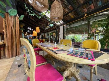 VENTA  HOTEL, RESTAURANT / BAÑOS DE AGUA SANTA - SECTOR RÍO VERDE