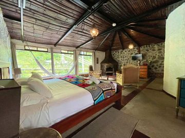 VENTA  HOTEL, RESTAURANT / BAÑOS DE AGUA SANTA - SECTOR RÍO VERDE