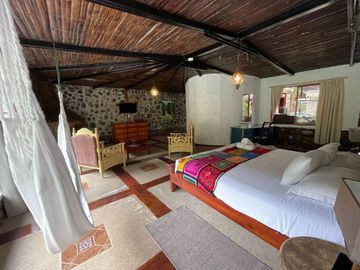 VENTA  HOTEL, RESTAURANT / BAÑOS DE AGUA SANTA - SECTOR RÍO VERDE