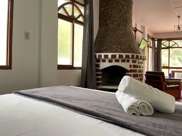 VENTA  HOTEL, RESTAURANT / BAÑOS DE AGUA SANTA - SECTOR RÍO VERDE