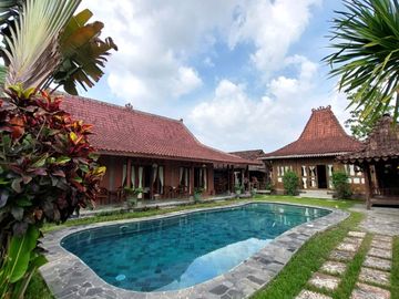 Villa Joglo Etnik dengan Kolam Renang di Tajem