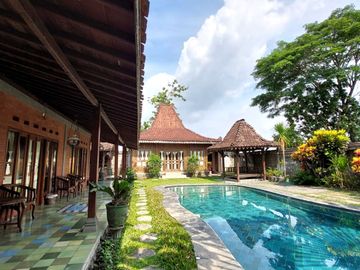 Villa Joglo Etnik dengan Kolam Renang di Tajem