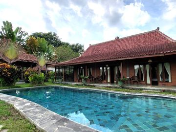 Villa Joglo Etnik dengan Kolam Renang di Tajem
