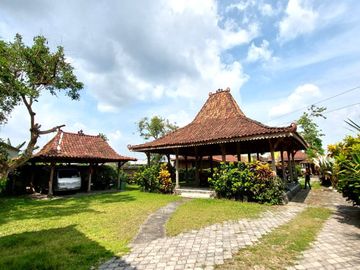 Villa Joglo Etnik dengan Kolam Renang di Tajem