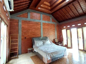Villa Joglo Etnik dengan Kolam Renang di Tajem