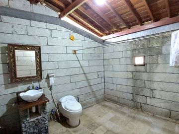 Villa Joglo Etnik dengan Kolam Renang di Tajem