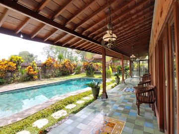 Villa Joglo Etnik dengan Kolam Renang di Tajem