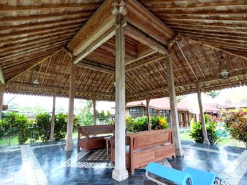 Villa Joglo Etnik dengan Kolam Renang di Tajem