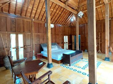 Villa Joglo Etnik dengan Kolam Renang di Tajem