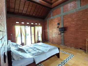 Villa Joglo Etnik dengan Kolam Renang di Tajem