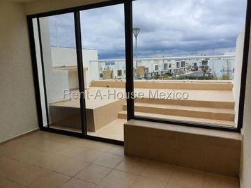 Casa de trés recámas con roof en venta en Zibatá, Querétaro