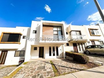 Casa de trés recámas con roof en venta en Zibatá, Querétaro