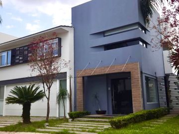 LUJOSA Y AMPLIA CASA EN VALLE REAL