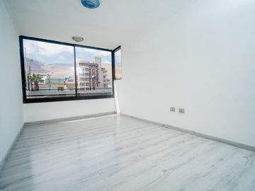 SE VENDE AMPLIO DEPTO EN EDIF. DELFINES.