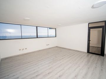 SE VENDE AMPLIO DEPTO EN EDIF. DELFINES.