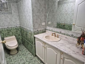 De venta en CUMBAYA - LA PRIMAVERA. Espectacular casa de 5 dormitorios.
