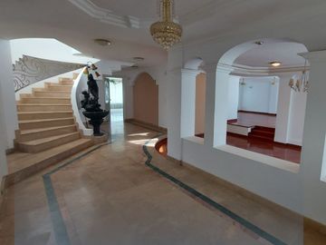 De venta en CUMBAYA - LA PRIMAVERA. Espectacular casa de 5 dormitorios.