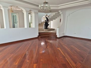 De venta en CUMBAYA - LA PRIMAVERA. Espectacular casa de 5 dormitorios.