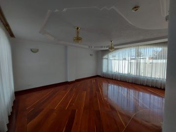 De venta en CUMBAYA - LA PRIMAVERA. Espectacular casa de 5 dormitorios.
