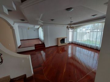 De venta en CUMBAYA - LA PRIMAVERA. Espectacular casa de 5 dormitorios.