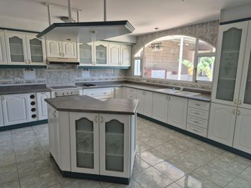 De venta en CUMBAYA - LA PRIMAVERA. Espectacular casa de 5 dormitorios.