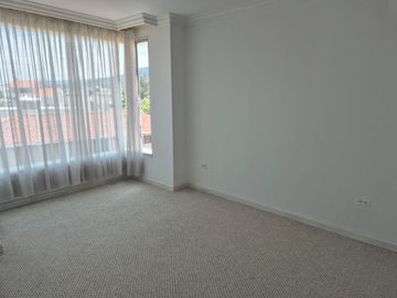 De venta en CUMBAYA - LA PRIMAVERA. Espectacular casa de 5 dormitorios.