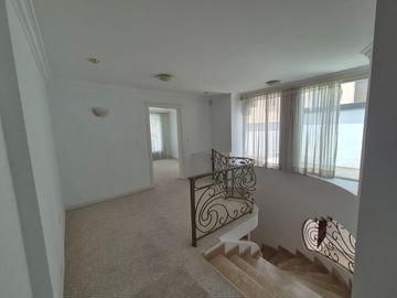 De venta en CUMBAYA - LA PRIMAVERA. Espectacular casa de 5 dormitorios.