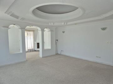 De venta en CUMBAYA - LA PRIMAVERA. Espectacular casa de 5 dormitorios.