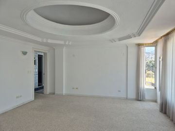 De venta en CUMBAYA - LA PRIMAVERA. Espectacular casa de 5 dormitorios.