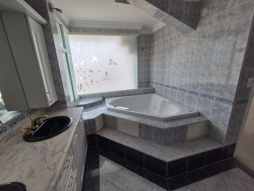 De venta en CUMBAYA - LA PRIMAVERA. Espectacular casa de 5 dormitorios.