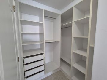 De venta en CUMBAYA - LA PRIMAVERA. Espectacular casa de 5 dormitorios.