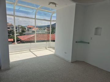 De venta en CUMBAYA - LA PRIMAVERA. Espectacular casa de 5 dormitorios.