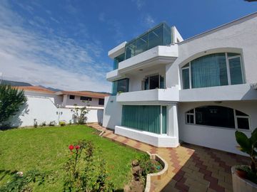 De venta en CUMBAYA - LA PRIMAVERA. Espectacular casa de 5 dormitorios.
