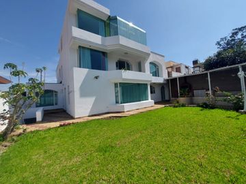 De venta en CUMBAYA - LA PRIMAVERA. Espectacular casa de 5 dormitorios.