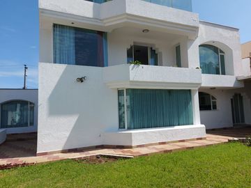 De venta en CUMBAYA - LA PRIMAVERA. Espectacular casa de 5 dormitorios.