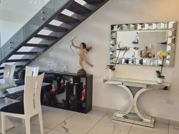 En Cumbayá de venta Moderno Dúplex con espectacular vista al Ilaló.