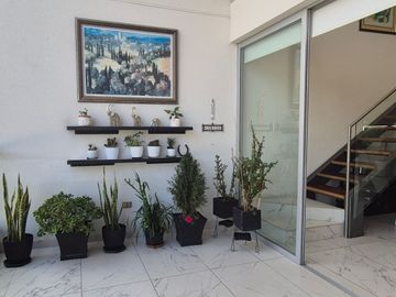 En Cumbayá de venta Moderno Dúplex con espectacular vista al Ilaló.