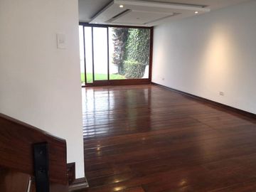 Quito Tenis, sector Los Cabildos. En venta CASA REMODELADA.