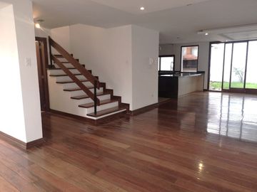 Quito Tenis, sector Los Cabildos. En venta CASA REMODELADA.