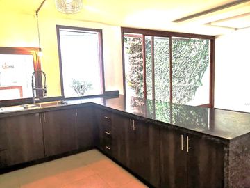 Quito Tenis, sector Los Cabildos. En venta CASA REMODELADA.