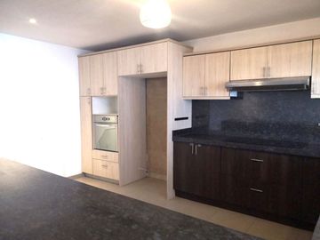 Quito Tenis, sector Los Cabildos. En venta CASA REMODELADA.