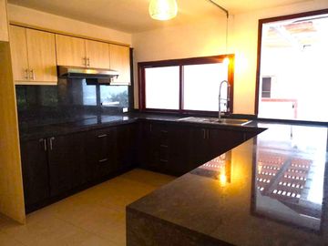 Quito Tenis, sector Los Cabildos. En venta CASA REMODELADA.